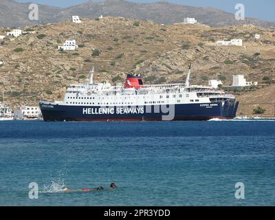 IOS, GRIECHENLAND - 17. JULI 2006: Hellenic Seaways Fährboot Express Athina nähert sich dem Hafen auf der Insel iOS, Kykladen, Griechenland Stockfoto