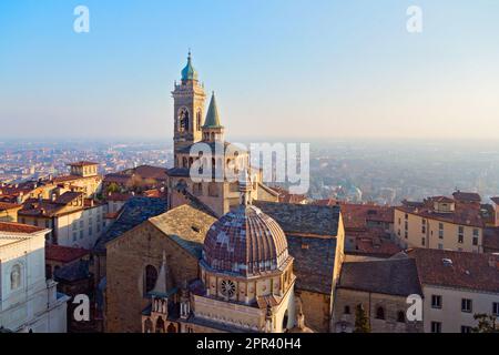 Panoramablick auf die mittelalterliche Stadt Bergamo in der Lombardei, Italien Stockfoto