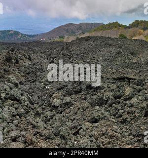 Gekühlter Lavafluss am südlichen Hang des Ätna, Italiens, Siziliens, Vilino Platania Stockfoto