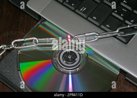 CD-ROM mit Kette, Symbol Datensicherheit Stockfoto