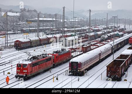 Eisenbahnhof im Bezirk Vorhalle im Winter, Deutschland, Nordrhein-Westfalen, Ruhrgebiet, Hagen Stockfoto