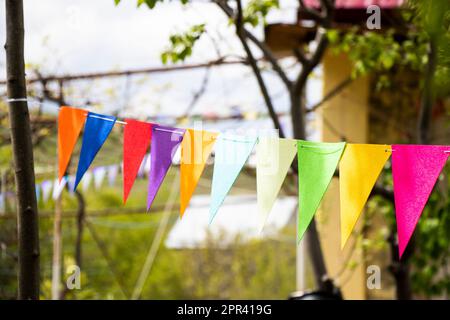 Partyflaggen im Hof, bunte Flaggen Stockfoto