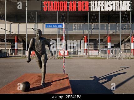 Bronzeskulptur des Fußballspielers Helmut Rahn auf dem Helmut-Rahn-Platz im Stadion Hafenstrasse, Deutschland, Nordrhein-Westfalen, Ruhrgebiet, Essen Stockfoto