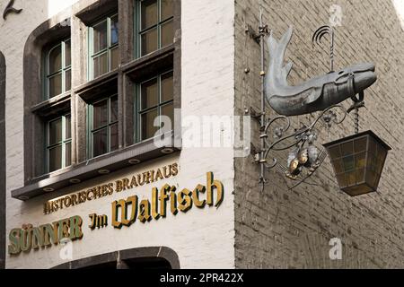 Historische Suenner Brauerei im Walfisch mit Nasenschild in der Altstadt, Deutschland, Nordrhein-Westfalen, Rheinland, Köln Stockfoto