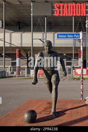 Bronzeskulptur des Fußballspielers Helmut Rahn auf dem Helmut-Rahn-Platz im Stadion Hafenstrasse, Deutschland, Nordrhein-Westfalen, Ruhrgebiet, Essen Stockfoto