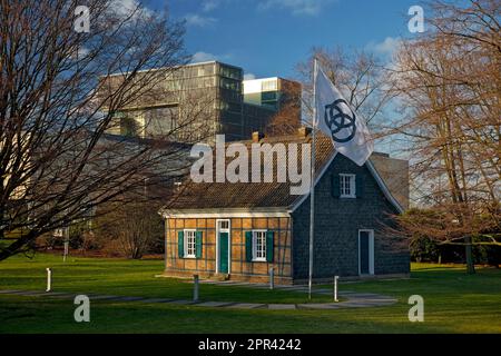 Ursprüngliches Firmengebäude von Krupp vor dem Hauptsitz von ThyssenKrupp Q1, Deutschland, Nordrhein-Westfalen, Ruhrgebiet, Essen Stockfoto