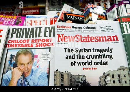 Private Eye Tony Blair Chilcot und New Statesman Syria war Tragödie Magazine Titelblätter auf dem Magazinregal im September 2015 in London UK Stockfoto