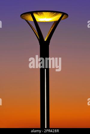Moderne Laterne im Abendlicht, Deutschland, Nordrhein-Westfalen, Niederrhein, Heinsberg Stockfoto