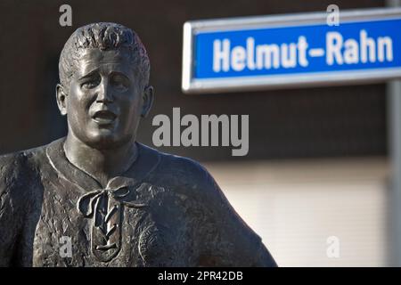 Bronzeskulptur des Fußballspielers Helmut Rahn auf dem Helmut-Rahn-Platz im Stadion Hafenstrasse, Deutschland, Nordrhein-Westfalen, Ruhrgebiet, Essen Stockfoto