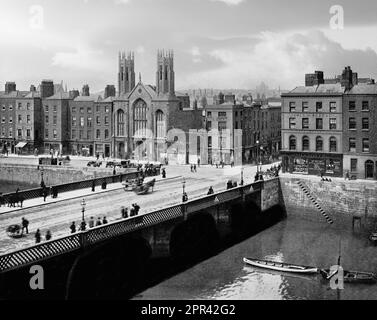 Ein Foto aus dem späten 19. Jahrhundert von der Grattan Bridge, einer Straßenbrücke, die den Fluss Liffey in Dublin, Irland, überspannt und die Capel Street mit der Parliament Street und den South Quays verbindet. Die erste Brücke, die 1676 erbaut wurde, wurde als Essex Bridge benannt, bis 1872, als die Brücke mit gusseisernen Stützen erweitert und abgeflacht wurde und 1874 als Grattan Bridge wiedereröffnet wurde, benannt nach Henry Grattan MP (1746-1820). Stockfoto