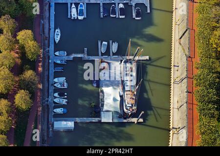 Blick auf den Jachthafen im Medienhafen vom Rheinturm, Deutschland, Nordrhein-Westfalen, Niederrhein, Düsseldorf Stockfoto