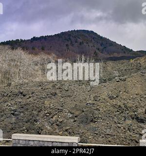 Gekühlter Lavafluss am südlichen Hang des Ätna, Italiens, Siziliens, Vilino Platania Stockfoto