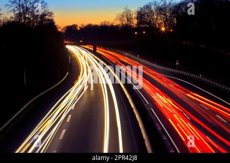 Helle Streifen von Autos auf der Autobahn A52 in der Nacht, Deutschland, Nordrhein-Westfalen, Ruhrgebiet, Essen Stockfoto