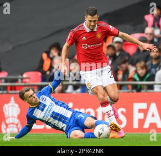 23. April 2023 - Brighton und Hove Albion / Manchester United - Emirates FA Cup - Halbfinale - Wembley Stadium. Diogo Dalot von Manchester United und Brighton Solly March während des FA Cup Halbfinales. Bild : Mark Pain / Alamy Live News Stockfoto