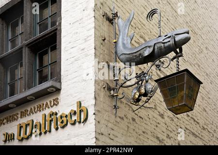 Historische Suenner Brauerei im Walfisch mit Nasenschild in der Altstadt, Deutschland, Nordrhein-Westfalen, Rheinland, Köln Stockfoto