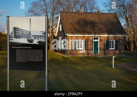 Ursprüngliches Firmengebäude von Krupp vor dem Hauptsitz von ThyssenKrupp Q1, Deutschland, Nordrhein-Westfalen, Ruhrgebiet, Essen Stockfoto