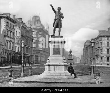 Ein Foto der Grattan Statue aus dem späten 19. Jahrhundert im College Green, Dublin, Irland. Henry Grattan 1746-1820) war irischer Politiker und Anwalt, von 1775 bis 1801 Mitglied des irischen Parlaments und von 1805 bis 1820 Abgeordneter des Parlaments in Westminster, der sich im späten 18. Jahrhundert von Großbritannien aus für die gesetzgeberische Freiheit des irischen Parlaments einsetzte. Er wurde als hervorragender Redner bezeichnet und forderte, dass Irland eine unabhängige Nation sein solle, obwohl er immer darauf beharrte, dass Irland mit Großbritannien durch eine gemeinsame Krone und eine gemeinsame politische Tradition verbunden bleiben würde Stockfoto