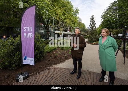 Brüssel, Belgien. 26. April 2023. mivb-STIB-ceo Brieuc de Meeûs und Brüsseler Mobilitätsminister Elke Van den Brandt bildeten auf einer Pressekonferenz die STIB-MIVB Tram New Generation (TNG) am Mittwoch, den 26. April 2023 in Brüssel. Die Straßenbahn ist geräumiger und komfortabler, mit breiten Türen und einem niedrigen Stockwerk. Die Straßenbahn wurde so konzipiert, dass Personen mit eingeschränkter Mobilität leichter in das Fahrzeug einsteigen können und die Fahrgastbewegungen und der Komfort an Bord weiter verbessert werden. BELGA FOTO JAMES ARTHUR GEKIERE Kredit: Belga News Agency/Alamy Live News Stockfoto