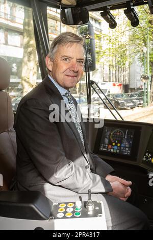 Brüssel, Belgien. 26. April 2023. brieuc de Meeûs, ceo der MIVB-STIB, nimmt an der STIB-MIVB Tram New Generation (TNG) in marge auf einer Pressekonferenz am Mittwoch, den 26. April 2023 in Brüssel Teil. Die Straßenbahn ist geräumiger und komfortabler, mit breiten Türen und einem niedrigen Stockwerk. Die Straßenbahn wurde so konzipiert, dass Personen mit eingeschränkter Mobilität leichter in das Fahrzeug einsteigen können und die Fahrgastbewegungen und der Komfort an Bord weiter verbessert werden. BELGA FOTO JAMES ARTHUR GEKIERE Kredit: Belga News Agency/Alamy Live News Stockfoto