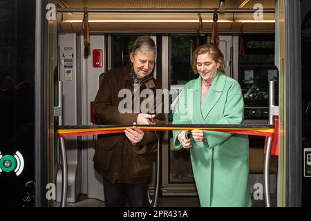 Brüssel, Belgien. 26. April 2023. mivb-STIB-ceo Brieuc de Meeûs und Brüsseler Mobilitätsminister Elke Van den Brandt bildeten auf einer Pressekonferenz die STIB-MIVB Tram New Generation (TNG) am Mittwoch, den 26. April 2023 in Brüssel. Die Straßenbahn ist geräumiger und komfortabler, mit breiten Türen und einem niedrigen Stockwerk. Die Straßenbahn wurde so konzipiert, dass Personen mit eingeschränkter Mobilität leichter in das Fahrzeug einsteigen können und die Fahrgastbewegungen und der Komfort an Bord weiter verbessert werden. BELGA FOTO JAMES ARTHUR GEKIERE Kredit: Belga News Agency/Alamy Live News Stockfoto