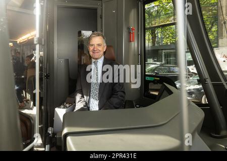 Brüssel, Belgien. 26. April 2023. brieuc de Meeûs, ceo der MIVB-STIB, nimmt an der STIB-MIVB Tram New Generation (TNG) in marge auf einer Pressekonferenz am Mittwoch, den 26. April 2023 in Brüssel Teil. Die Straßenbahn ist geräumiger und komfortabler, mit breiten Türen und einem niedrigen Stockwerk. Die Straßenbahn wurde so konzipiert, dass Personen mit eingeschränkter Mobilität leichter in das Fahrzeug einsteigen können und die Fahrgastbewegungen und der Komfort an Bord weiter verbessert werden. BELGA FOTO JAMES ARTHUR GEKIERE Kredit: Belga News Agency/Alamy Live News Stockfoto