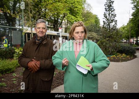 Brüssel, Belgien. 26. April 2023. mivb-STIB-ceo Brieuc de Meeûs und Brüsseler Mobilitätsminister Elke Van den Brandt bildeten auf einer Pressekonferenz die STIB-MIVB Tram New Generation (TNG) am Mittwoch, den 26. April 2023 in Brüssel. Die Straßenbahn ist geräumiger und komfortabler, mit breiten Türen und einem niedrigen Stockwerk. Die Straßenbahn wurde so konzipiert, dass Personen mit eingeschränkter Mobilität leichter in das Fahrzeug einsteigen können und die Fahrgastbewegungen und der Komfort an Bord weiter verbessert werden. BELGA FOTO JAMES ARTHUR GEKIERE Kredit: Belga News Agency/Alamy Live News Stockfoto