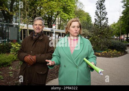 Brüssel, Belgien. 26. April 2023. mivb-STIB-ceo Brieuc de Meeûs und Brüsseler Mobilitätsminister Elke Van den Brandt bildeten auf einer Pressekonferenz die STIB-MIVB Tram New Generation (TNG) am Mittwoch, den 26. April 2023 in Brüssel. Die Straßenbahn ist geräumiger und komfortabler, mit breiten Türen und einem niedrigen Stockwerk. Die Straßenbahn wurde so konzipiert, dass Personen mit eingeschränkter Mobilität leichter in das Fahrzeug einsteigen können und die Fahrgastbewegungen und der Komfort an Bord weiter verbessert werden. BELGA FOTO JAMES ARTHUR GEKIERE Kredit: Belga News Agency/Alamy Live News Stockfoto