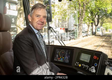 Brüssel, Belgien. 26. April 2023. brieuc de Meeûs, ceo der MIVB-STIB, nimmt an der STIB-MIVB Tram New Generation (TNG) in marge auf einer Pressekonferenz am Mittwoch, den 26. April 2023 in Brüssel Teil. Die Straßenbahn ist geräumiger und komfortabler, mit breiten Türen und einem niedrigen Stockwerk. Die Straßenbahn wurde so konzipiert, dass Personen mit eingeschränkter Mobilität leichter in das Fahrzeug einsteigen können und die Fahrgastbewegungen und der Komfort an Bord weiter verbessert werden. BELGA FOTO JAMES ARTHUR GEKIERE Kredit: Belga News Agency/Alamy Live News Stockfoto