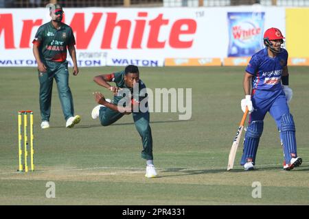 Shariful Islam Bowl während des Bangladesch-Afghanistan Second One Day International (ODI)-Spiels im Zahur Ahmed Chowdhury Stadium, Sagorika, Chattograme Stockfoto