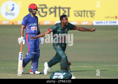 Shariful Islam feiert danach beim zweiten ODI-Spiel (Bangladesch-Afghanistan Second One Day International) in Zahur Ahmed Chowdhury Stad ein Wicket Stockfoto