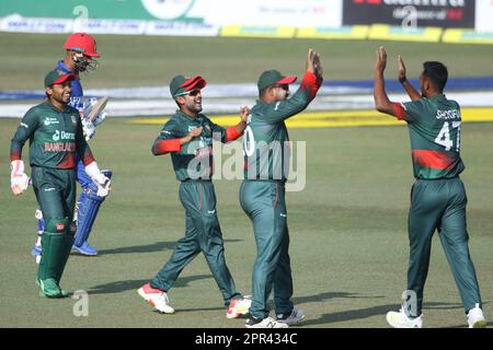 Shariful Islam feiert danach beim zweiten ODI-Spiel (Bangladesch-Afghanistan Second One Day International) in Zahur Ahmed Chowdhury Stad ein Wicket Stockfoto