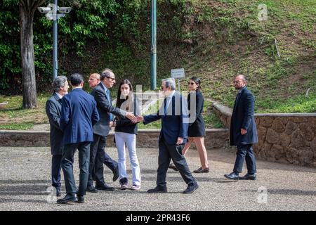 Rom, Italien, 25/04/2023, die Ankunft von Senator Maurizio Gasparri. Der Außenminister Antonio Tajani legte in Begleitung des Bürgermeisters von Rom, Roberto Gualtieri, des Präsidenten der Region Latium, Francesco Rocca, und der Vertreter der Streitkräfte einen Lorbeerkranz am Mausoleum, der symbolische Ort des antifaschistischen Widerstands ist, wo am 23. März 1944 335 Menschen hingerichtet wurden. Ebenfalls anwesend waren Senator Maurizio Gasparri, Vizepräsident der Abgeordnetenkammer Fabio Rampelli, Senatorin Isabella Rauti und Paolo Trancassini, Mitglied der Kammer für ausländische Direktinvestitionen seit 2018 Stockfoto