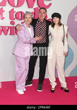 Foto muss gutgeschrieben werden ©Alpha Press 079965 13/02/2023 Emma Thompson mit Ehemann Greg Wise und Tochter Gaia Wise Whats Love Gotta to Do IT UK Premiere in London Stockfoto