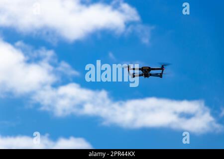 DJI-Drohne schwebt in der Luft Stockfoto