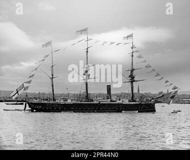 Eine Fotografie aus dem späten 19. Jahrhundert eines Postdampfers im Hafen von Dún Laoghaire, County Dublin. Irland. Ursprünglich ein kleines Fischerdorf, wurde der Hafen errichtet und rechtzeitig für König George IV. Im Jahr 1821 beendet, als er in Kingstown umbenannt wurde. Es wurde 1920 umbenannt und im Laufe der Zeit wurde die Stadt zu einem Wohnort, einem Badeort, der Endstation von Irlands erster Eisenbahn. Stockfoto