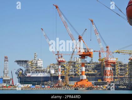 YANTAI, CHINA - 26. APRIL 2023 - Ein großes schwimmendes Produktions-, Lager- und Entladetankschiff befindet sich im Bau auf der Baustelle von CIMC Raffles in Stockfoto