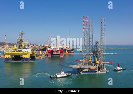 YANTAI, CHINA - 26. APRIL 2023 - der mitgelieferte „Bay Drill 3“-Aufbohrer wird von einem Schlepper auf der Baustelle CIMC Raffles in Yantai, Stockfoto