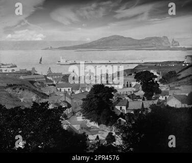 Ein Blick aus dem späten 19. Jahrhundert auf Howth, ein Halbinseldorf und heute ein Vorort von Dublin, Irland. Die Halbinsel Howth Head bildet die nördliche Grenze der Dublin Bay und umfasst die Insel Irlands Auge. Howth, ein Fischerdorf und kleiner Handelshafen aus mindestens dem 14. Jahrhundert, wurde als Standort für den Hafen für das Postpaketschiff im frühen 19. Jahrhundert gewählt, dessen Bau 1807 begann. Stockfoto