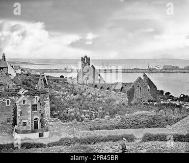 Ein Foto aus dem späten 19. Jahrhundert von St. Mary's Abbey mit Blick auf Howth Harbour, County Dublin, Irland. König Sitric von Dublin gründete die erste Kirche hier im Jahr 1042, die um 1235 durch eine Abtei ersetzt wurde, die Ende des 14. Jahrhunderts wieder aufgebaut wurde. Die aktuellen Ruinen stammen aus dem 15. Und 16. Jahrhundert. Stockfoto