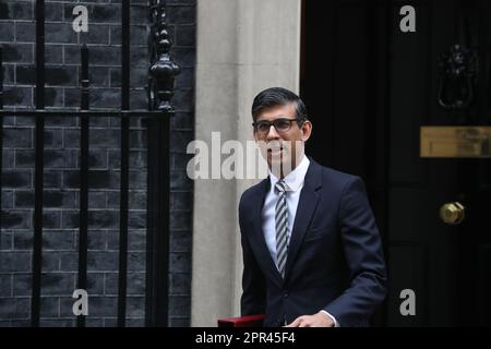 London, Großbritannien. 26. April 2023. Der britische Premierminister Rishi Sunak verlässt die Downing Street Nr. 10, um an den wöchentlichen PMQ-Fragen des Premierministers im Parlament teilzunehmen. Kredit: Uwe Deffner/Alamy Live News Stockfoto