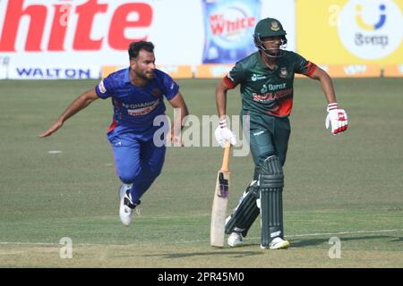 Mahmudullah schlägt während des Zweiten One Day International (ODI)-Spiels Bangladesch-Afghanistan im Zahur Ahmed Chowdhury Stadium, Sagorika, Chattograme, B. Stockfoto