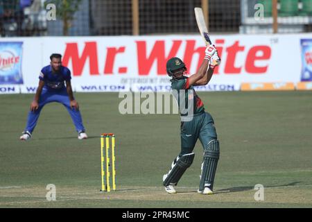 Mahmudullah schlägt während des Zweiten One Day International (ODI)-Spiels Bangladesch-Afghanistan im Zahur Ahmed Chowdhury Stadium, Sagorika, Chattograme, B. Stockfoto