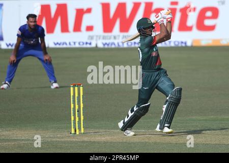 Mahmudullah schlägt während des Zweiten One Day International (ODI)-Spiels Bangladesch-Afghanistan im Zahur Ahmed Chowdhury Stadium, Sagorika, Chattograme, B. Stockfoto