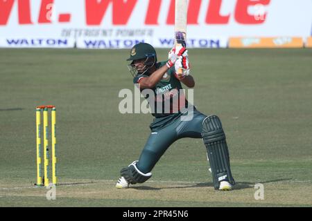 Mahmudullah schlägt während des Zweiten One Day International (ODI)-Spiels Bangladesch-Afghanistan im Zahur Ahmed Chowdhury Stadium, Sagorika, Chattograme, B. Stockfoto