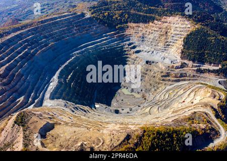 Luftdrohnenaufnahme der Tagebau-Kupfermine Rosia Poieni, Rumänien Stockfoto