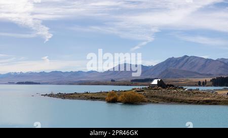 Landschaft am See und in den Bergen. Tekapo-See in Neuseeland im Herbst. Reisen Stockfoto