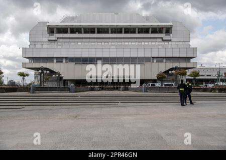 Berlin, Deutschland. 26. April 2023. Polizeibeamte stehen im ehemaligen ICC-Kongresszentrum in Berlin. Nach einem Alarmruf ist eine große Polizeiaktion im ehemaligen Kongresszentrum ICC in Berlin nun beendet - nichts gefährliches wurde gefunden. Ein Mann hatte am Mittwoch um 9 Uhr einen Notruf getätigt und zwei bewaffnete Männer im nahegelegenen Messedamm gemeldet. Die Polizei schrieb auf Twitter. Die Polizei durchsuchte fast zwei Stunden lang das größtenteils leere riesige Gebäude und die Umgebung, fand aber nichts. Kredit: Paul Zinken/dpa/Alamy Live News Stockfoto