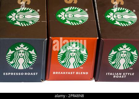 Starbucks Logo auf Kartons mit Starbucks Kaffeekapseln von Nespresso – Breakfast Blend, Espresso Roast, Italian Style Roast Stockfoto