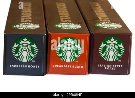 Starbucks Logo auf Kartons mit Starbucks Kaffeekapseln von Nespresso – Breakfast Blend, Espresso Roast, Italian Style Roast Stockfoto