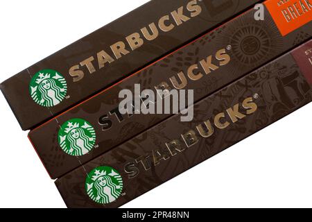 Starbucks Logo auf Kartons mit Starbucks Kaffeekapseln von Nespresso Stockfoto